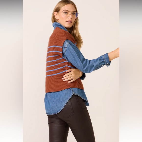 Central Park West Aiden V-Neck Vest - Picture 4 of 10